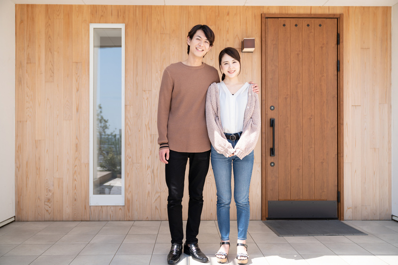 一戸建てを紹介するスタッフ